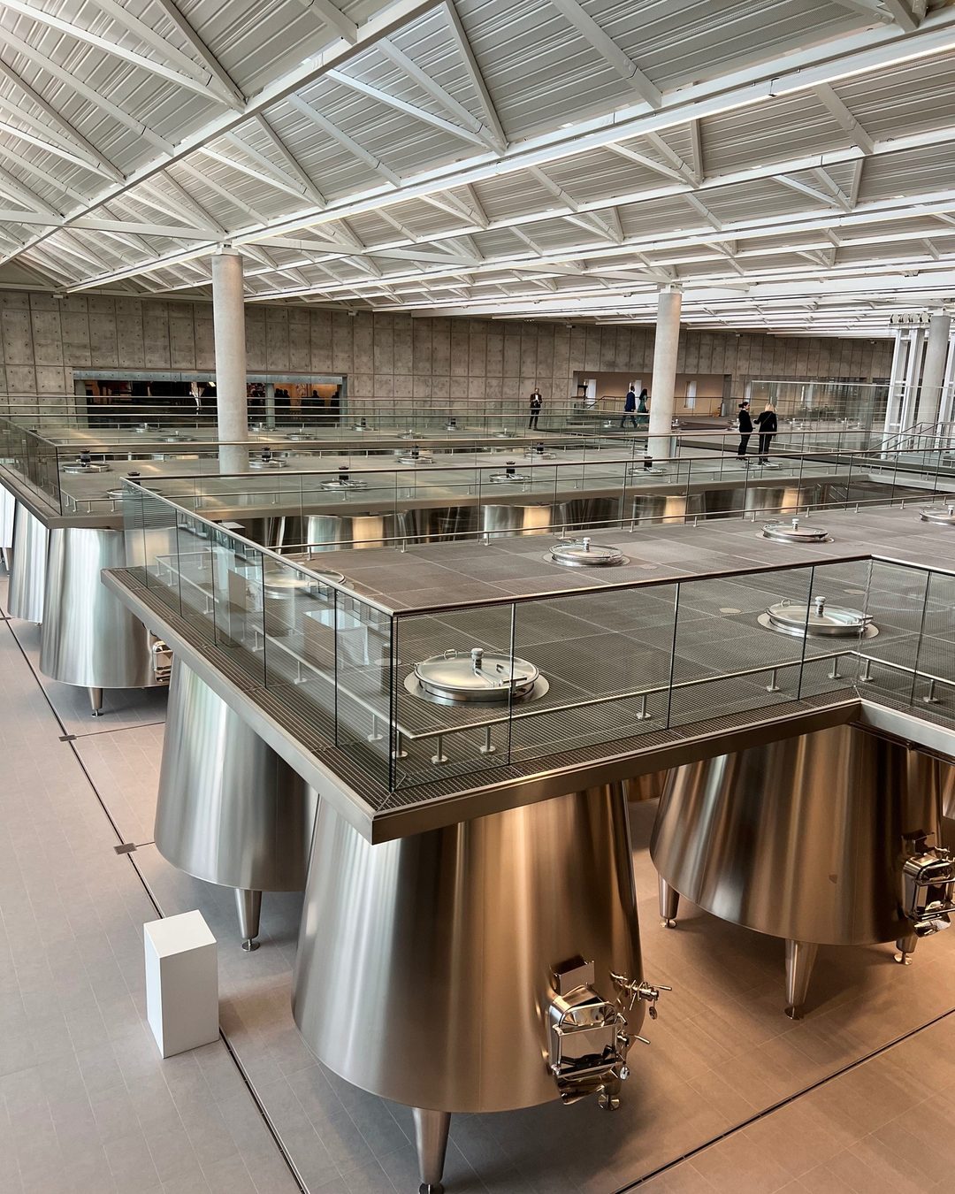 Inauguração da nova adega do Chateau Lynch Bages em abril de 2022, durante os Primeurs 2021. Que evento…, 3/9