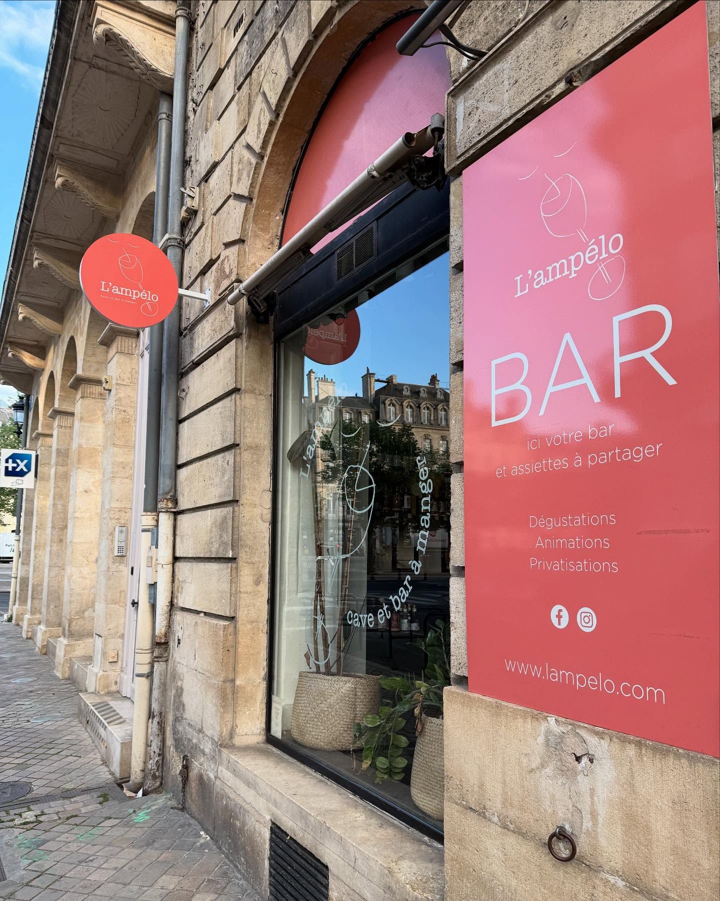 L’Ampelo is a stylish wine bar and boutique wine store in Bordeaux, just a short walk from the Opéra. They…