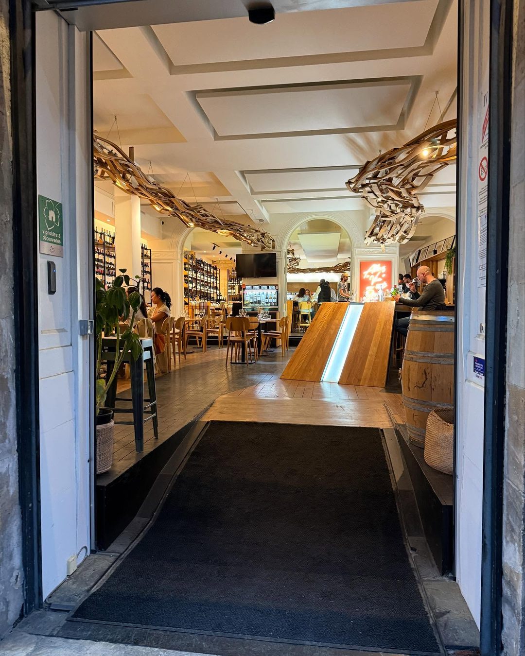 L’Ampelo is a stylish wine bar and boutique wine store in Bordeaux, just a short walk from the Opéra. They…, 2/5