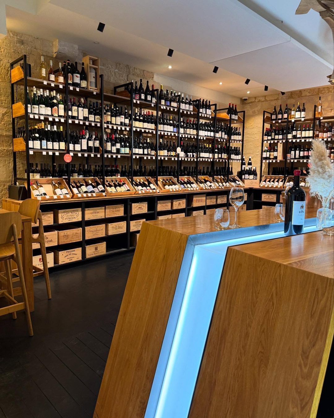 L’Ampelo is a stylish wine bar and boutique wine store in Bordeaux, just a short walk from the Opéra. They…, 5/5